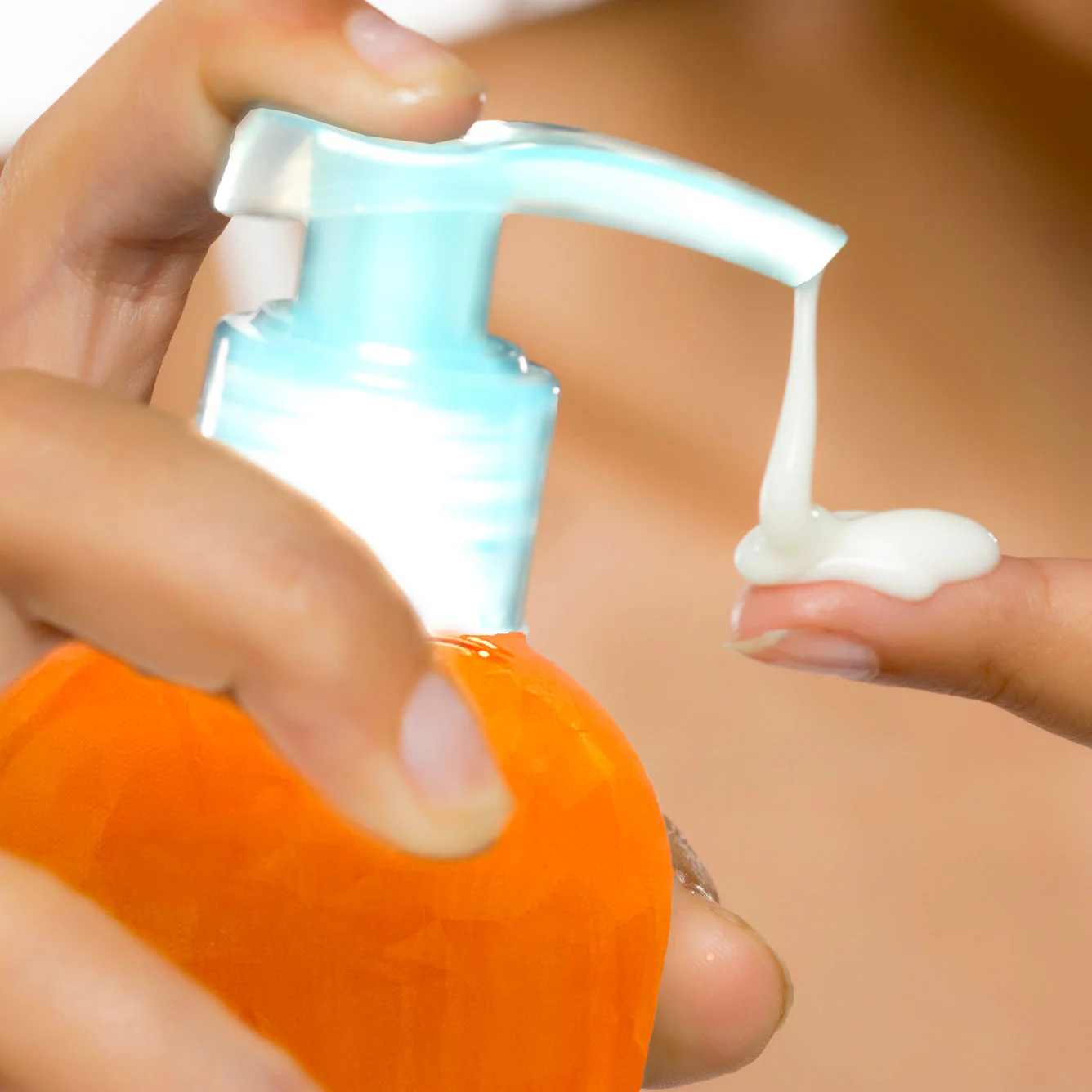 Neoprosone Brightening Body Lotion with Vitamin C - 500ml / 16.9 Oz - Image 5